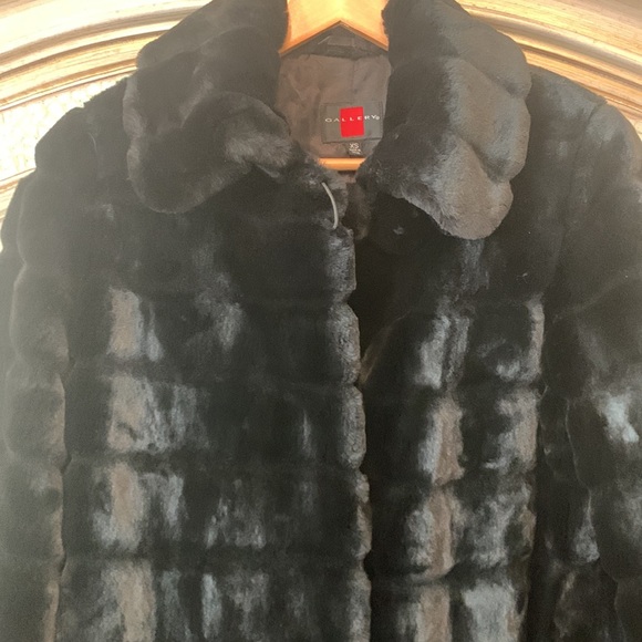 Gallery Faux Fur Coat - Picture 4 of 9